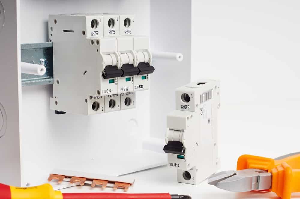 Fusebox with four automatic fuses during installation